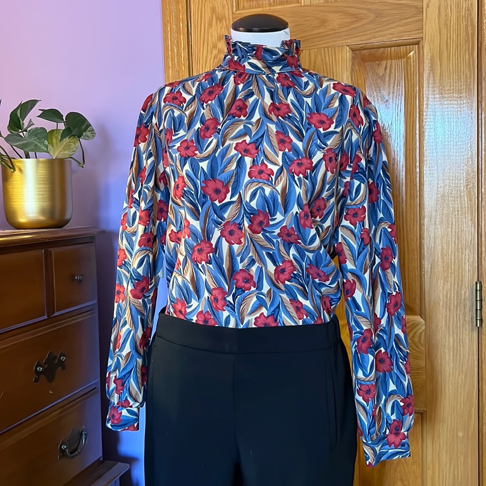 RUSS PETITES 🌟 High Neck Blouse, fabric covered buttons, vintage style ruffles